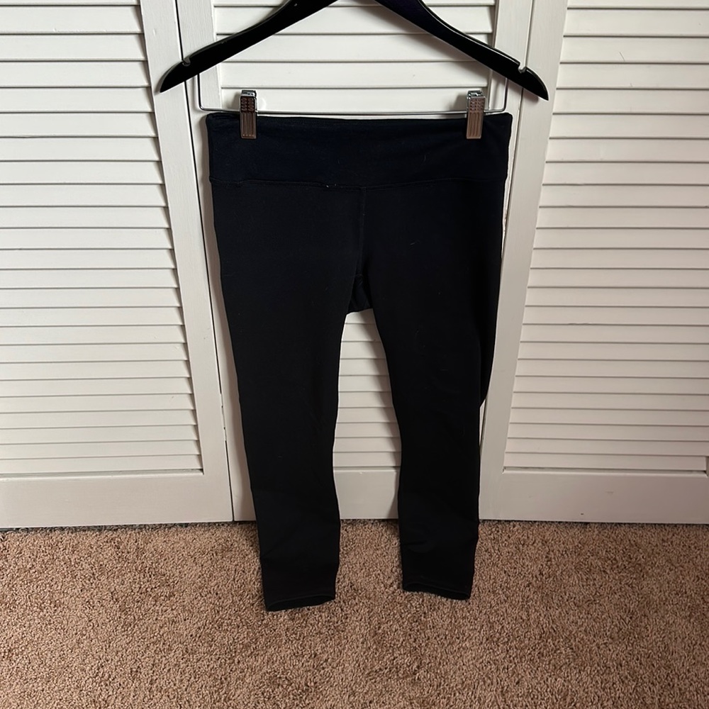 black fabletics above the ankle leggings